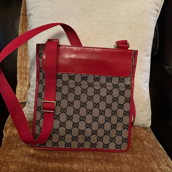 Beautiful Gucci Messenger Crossbody Bag - Picture 2 of 10